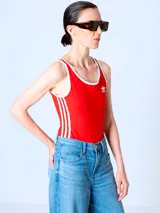 Body Adidas rojo con ribetes blancos, logo bordado en el pecho y las tres líneas características de la marca en los laterales.