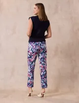 Pantalón recto de gabardina elastizada con estampado floral multicolor. Pretina ancha elastizada. Marca Zac & Rachel.