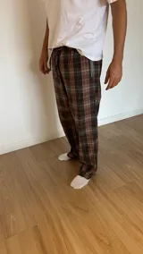Pantalón de pijama de franela con diseño escocés, elástico en la cintura y dos bolsillos.