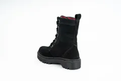 Bota acordonada de cuero color negro con interior a cuadros rojos y negros.