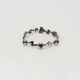 Pulsera de plata 925 con eslabones ondulados y cinco piedras granates redondas engarzadas.