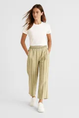 Pantalón capri de lino a rayas verticales en tonos beige y marrón, con cintura elástica ajustable con cordón.