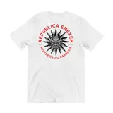 Remera blanca de algodón con estampado circular en la espalda. El estampado incluye un sol con un rostro demoníaco en el centro, rodeado por el texto "REPÚBLICA EMEXEM" y "AUSTERIDAD O BARBARIE".