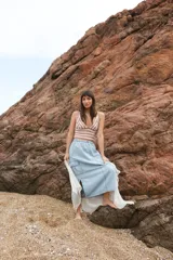 Falda larga de denim con bolsillos y cintura elástica, ideal para un look relajado.