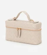 Cartera femenina tipo baú pequeña color beige, con textura tressê, correa de mano fija, cierre por cremallera y asa larga desmontable.