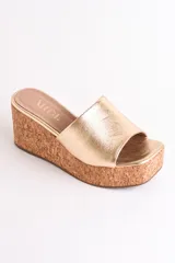 Sandalia negra de cuero con plataforma de corcho, taco de 6.5 cm y plantilla cuadrada.