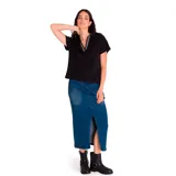 Bota negra de cuero con caña media, suela de goma y correa decorativa con hebilla metálica.