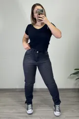 Pantalón jean gris oscuro, corte mom, tiro alto, con tajo en el ruedo.