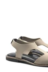Sandalia plana color gris con tiras anchas de neopreno y detalles en cuero.