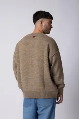 Sweater negro de tejido de punto grueso, corte holgado y cuello redondo.