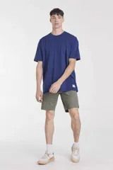 Bermuda de gabardina color gris oscuro, corte chino, con bolsillos laterales y traseros.