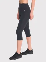 Calza deportiva capri negra, de tiro alto y calce regular.
