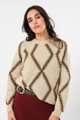Buzo beige con diseño de rombos en tonos marrones, de cuello redondo y manga larga.