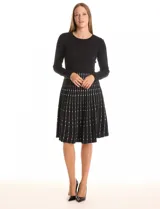 Vestido tejido midi de la marca Julia Jordan, color negro con estampado de líneas verticales blancas. Tiene escote a la base y manga larga.