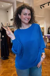 Buzo de punto color azul francia, con escote redondo y mangas dolman.