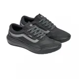 Championes Vans UltraRange 2.0 color negro con detalles en gris.
