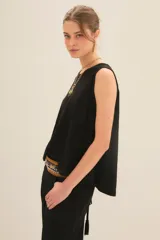 Musculosa blanca de algodón con cuello redondo y sisas amplias.