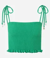 Blusa cropped color blanco, con textura de lastex, breteles finos con lazo y escote recto.