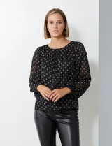 Blusa de gasa negra con estampado geométrico y forro interno, de manga tres cuartos.