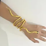 Collar dorado con forma de serpiente.