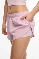 Short deportivo gris oscuro con cintura elástica y calza interna con bolsillo.