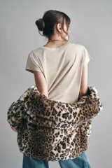 Remera color crudo de algodón con estampa central con foil con la frase "Paris in the street".