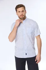 Camisa de manga corta con estampado a cuadros en tonos celeste y blanco.