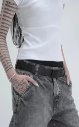 Remera blanca de manga corta, corte ajustado y largo a la cadera.