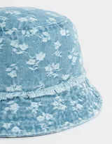 Piluso de denim celeste con estampado de pequeñas flores blancas y borde desflecado.