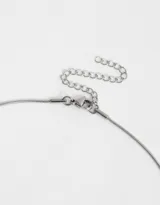 Cadena plateada de acero quirúrgico con dije de letra "B" con strass incrustados.