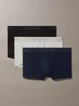 Pack de tres bóxers ajustados Calvin Klein, uno negro, uno gris y uno azul marino, con cintura elástica con logo de la marca.