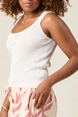 Musculosa blanca de hilo con diseño acanalado y tirantes finos.