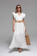 Vestido largo blanco de broderie con diseño calado, escote en V, mangas cortas con volumen y falda amplia.