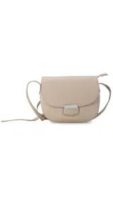 Bandolera pequeña de símil cuero color azul marino, con tapa curva y cierre metálico rectangular plateado. Incluye correa ajustable fina.