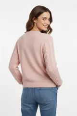Sweater color crema de punto trenzado, con cuello redondo y mangas largas.