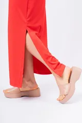 Conjunto de top strapless y pollera larga con tajo lateral, ambos de color rojo. Incluye cinto dorado con apliques florales.