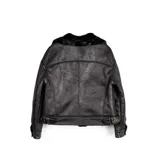 Campera negra de cuero sintético con interior forrado en piel sintética. Tiene cierre frontal y dos bolsillos exteriores abiertos.
