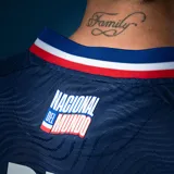 Camiseta de fútbol Umbro del Club Nacional de Football, modelo Away 2, para unisex. Diseño azul marino con detalles en blanco y rojo en cuello y mangas. Incluye logo de Umbro, escudo del club y sponsor Antel en el frente.