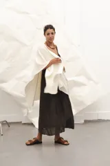 Capa color crudo confeccionada en tejido de lana con terminación desflecada.