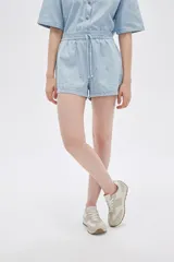 Short celeste de jean con cintura elastizada y cordón ajustable. Presenta apliques de strass plateados.