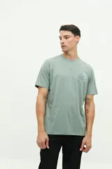 Remera verde con estampado en el pecho, de manga corta y corte regular.