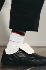Zapato deportivo estilo running color negro con detalle de acolchado en el cuerpo, suela con relieve, cierre mediante cordones y lengüeta.