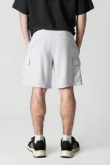 Short negro de corte recto.