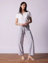 Pantalón de lino estampado a rayas verticales azules y blancas, marca Dash. Tiene pretina ancha elastizada con lazo ajustable.