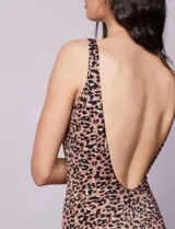 Malla enteriza marrón con estampado animal print, escote en V, copa armada con sujetador interno y forro interno.