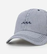 Gorra de béisbol con rayas verticales azules y blancas, bordado de ondas en el frente y visera curva.
