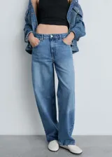 Pantalón de jean azul de corte amplio, tiro medio y cinco bolsillos.