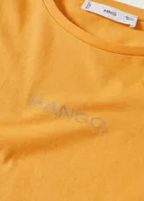 Camiseta de algodón color naranja con logo Mango estampado en el pecho. Diseño recto, cuello redondo y manga corta.