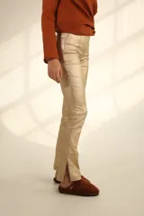 Pantalón de vestir color cobre con acabado brillante, corte recto y aberturas en el ruedo.