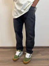 Pantalón jean corte mom color gris oscuro con efecto lavado.